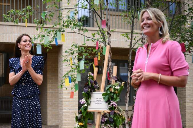 Kate Middleton écoute attentivement le discours de la créatrice de la fondation One Small Thing, Edwina Grosvenor, lors de l'inauguration de Hope Street à Southampton, le mardi 27 juin 2023.
