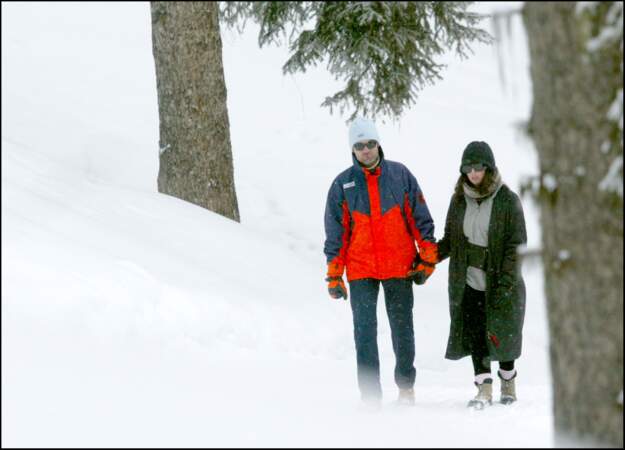 Isabelle Adjani et son ex-compagnon Stéphane Delajoux lors de vacances à la neige en 2005.