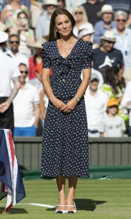 Kate Middleton remet le trophée à Novak Djokovic, vainqueur du tournoi de Wimbledon, le 10 juillet 2022. Elle est habillée d'une robe à pois signée Alessandra Rich