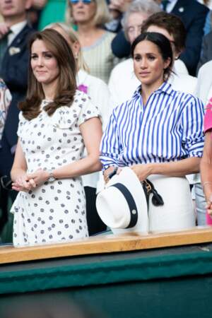Kate Middleton opte pour une robe midi et plissée sur le côté droit au tournoi de Wimbledon, le 14 juillet 2018 
