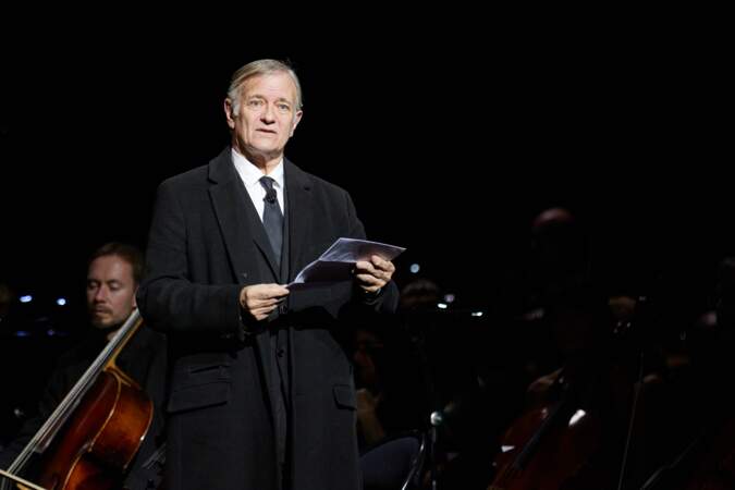 Francis Huster sur scène lors du spectacle symphonique de Claude Lelouch "D'un film à l'autre", au Palais des Congrès de Paris, en 2022.
