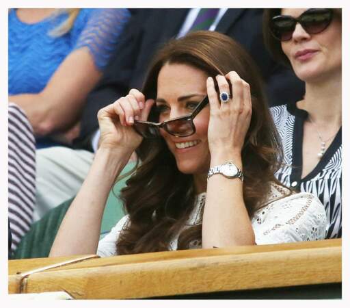 Kate Middleton et ses lunettes rectangulaires Ray-Ban au tournoi de tennis de Wimbledon, le 2 juillet 2014