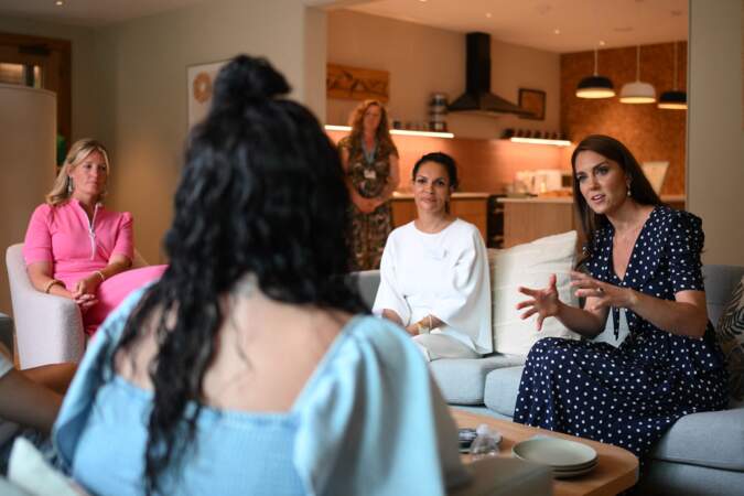 Kate Middleton prend le temps de discuter avec des membres de l'association One Small Thing lors de sa visite de la communauté résidentielle de Hope Street à Southampton, le mardi 27 juin 2023.