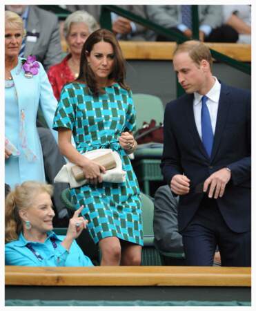 Kate Middleton et sa robe imprimé sur fond turquoise au tournoi de tennis Wimbledon à Londres, le 6 juillet 2014 