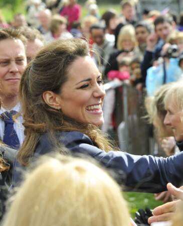 La mi-queue de cheval de Kate Middleton en pleine visite dans le Country Park