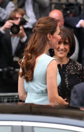 La demi-queue de cheval de Kate Middleton à Londres, le 24 avril 2013
