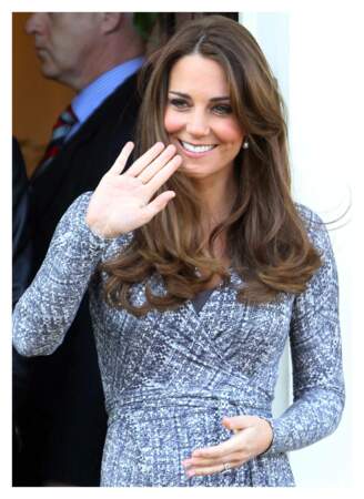 Alors enceinte, Kate Middleton laisse ses cheveux au naturel à Londres le 19 février 2013