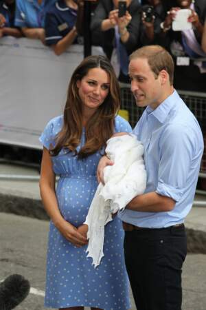 Kate Middleton privilégié les cheveux lissés pour présenter son fils George devant les médias à Londres, le 23 juillet 2013