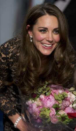 Kate Middleton est une fan de l'huile à lèvres rosée. Elle le montre à l'avant-première du film "Le cheval de guerre" à Londres, le 8 janvier 2012