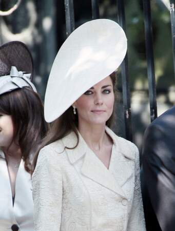 Kate Middleton mise toujours sur l'effet bonne mine de son maquillage à base de poudre du soleil comme lors du mariage de Zara Phillips et de Mike Tindall en 2011
