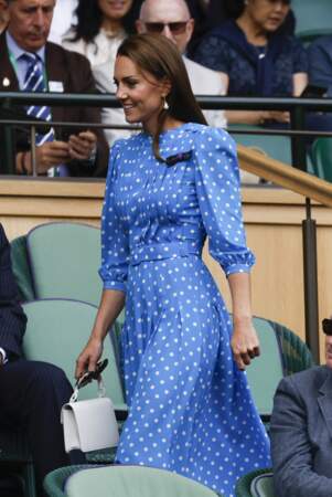 Invitée d'honneur de Wimbledon, la princesse de Galles arborait une robe bleu ciel resplendissante à pois blancs, dont le mouvement fluide n'a laissé personne indifférent. 