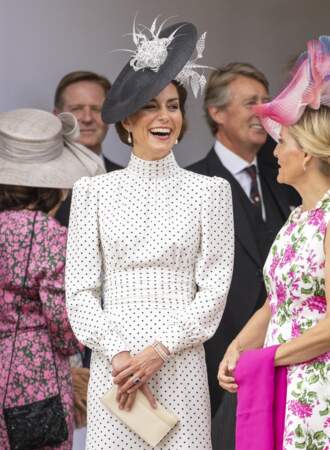 La princesse de Galles fait un joli clin d'oeil à sa défunte belle-mère, arborant une sublime robe blanche à pois, tenue déjà portée par Lady Diana. 