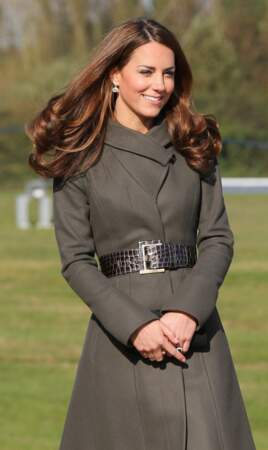 Kate Middleton ondule seulement la longueur de ses cheveux à Londres le 9 octobre 2012