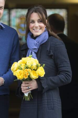 Kate Middleton libère quelques mèches de cheveux sur le devant de sa coiffure à Londres, le 6 décembre 2012