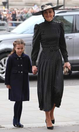 La mère de la princesse Charlotte a fait preuve de sobriété pour se rendre à l'évènement, dans une robe noire à pois très raffinée. 