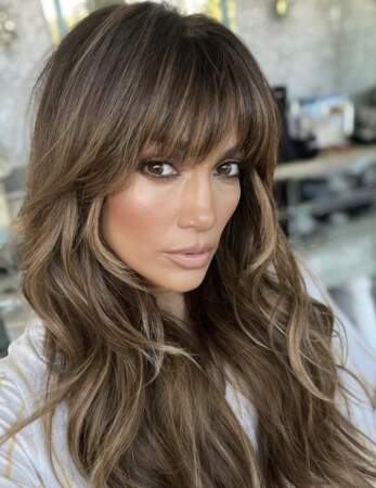 Jennifer Lopez porte les cheveux longs à 53 ans 