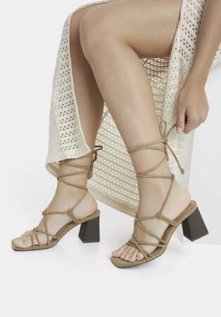 Sandales lacées couleur sable, Bershka, 36€