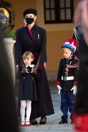 La princesse Gabriella est habillée de la même façon que sa mère, Charlène de Monaco pour la cérémonie de remise de médaille dans la cours du Palais de Monaco, le 19 novembre 2020