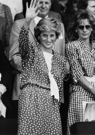La princesse Diana salue le public de Wimbledon le 1er juillet 1987