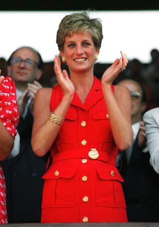 La princesse Diana en rouge dans les tribunes de Wimbledon en 1994