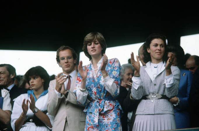 La princesse Diana, entourée du prince Albert II de Monaco et de la princesse Stéphanie dans les tribunes de Wimbledon en 1981