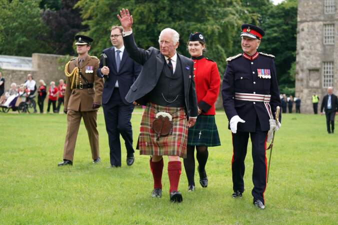 Le roi Charles III salue la foule venue l'acclamer lors de sa visite de la Kinneil House d'Édimbourg, le 3 juillet 2023