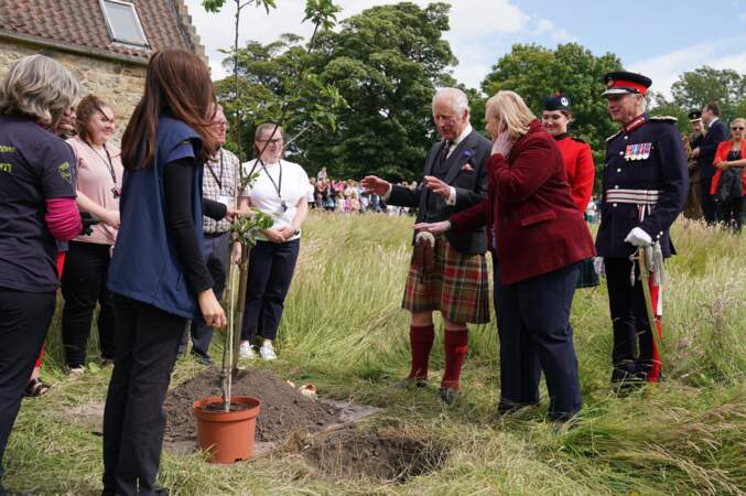 Le roi Charles III plante un arbre pour commémorer le centenaire de la transformation du domaine en parc public, à Édimbourg, le 3 juillet 2023.