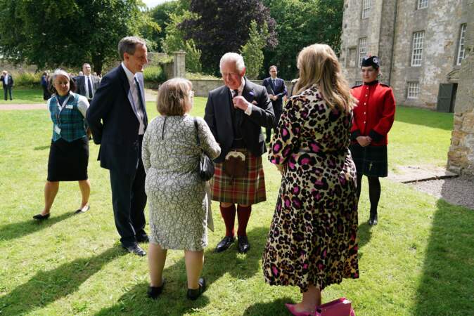 Dès son arrivée à la Kinneil House d'Édimbourg, le roi Charles III a été accueilli comme il se doit par les membres de l'association, le 3 juillet 2023.