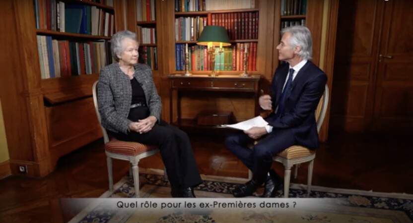 Anne-Aymone Giscard d'Estaing et Cyril Viguier, lors d'une interview dans la bibliothèque de l'hôtel particulier, rue de Bénouville à Paris