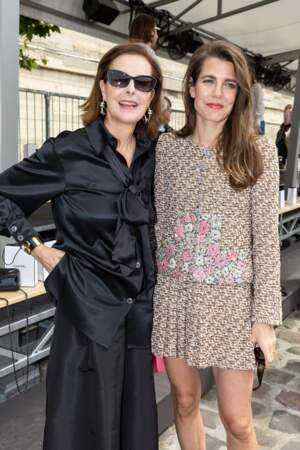Carole Bouquet et Charlotte Casiraghi toutes en élégances, elles ne cachent pas leur complicité au défilé Chanel Haute Couture automne-hiver 2023-2024