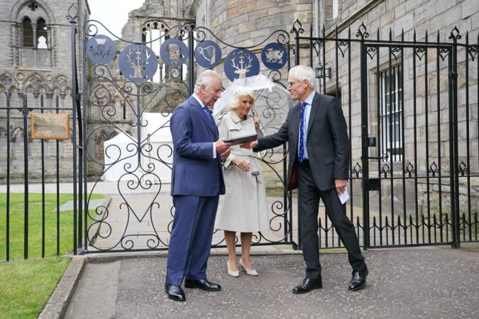 Cette visite du roi Charles III et de la reine Camilla s'inscrit dans le cadre d'un séjour en Écosse où le roi devrait organiser une garden party