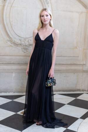 Ella Richards au défilé Dior, collection Couture automne-hiver 2024 lors de la Fashion Week de Paris, le 3 juillet 2023.