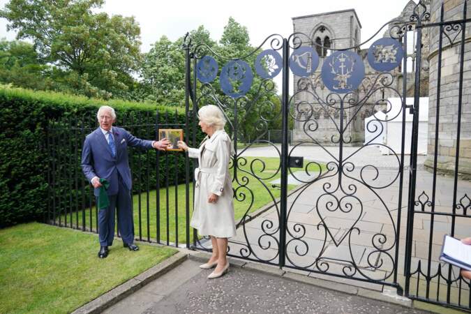 Charles III et Camilla ont ensuite révélé la plaque commémorative en l'honneur du Jubilé de Platine d'Elizabeth II