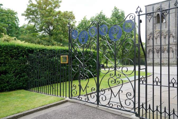 Ce portail, installé à l'entrée de l'Abbey Yard, célèbre le Jubilé de Platine d'Elizabeth II