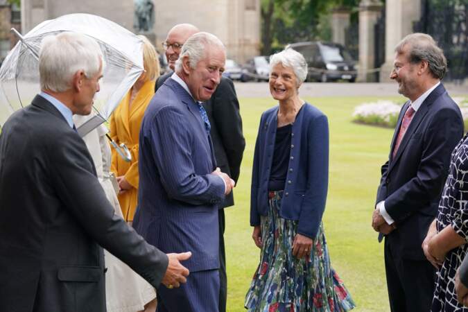 Le monarque et son épouse vont pouvoir voir le travail d'orfèvre fait en l'honneur de sa mère, la reine Elizabeth II