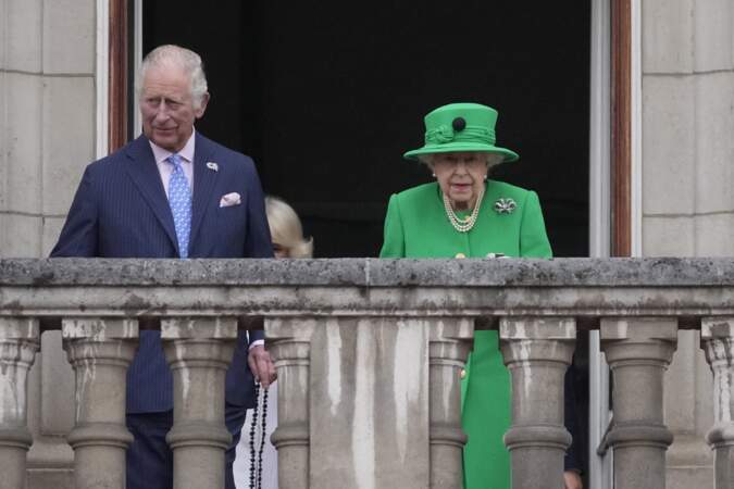 Le prince Charles et sa mère la reine Elisabeth II au balcon du palais de Buckingham, à l'occasion du jubilé de la reine d'Angleterre