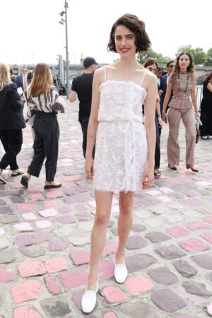 Margaret Qualley radieuse en mini-robe blanche au défilé Chanel Haute Couture automne-hiver 2023-2024