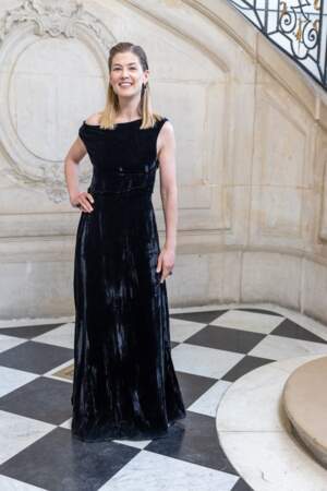 Rosamund Pike au défilé Dior, collection Couture automne-hiver 2024 lors de la Fashion Week de Paris, le 3 juillet 2023.