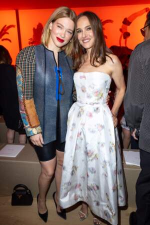 Lea Seydoux et Natalie Portman prennent la pose ensemble au défilé Dior, collection Couture automne-hiver 2024 lors de la Fashion Week de Paris, le 3 juillet 2023.