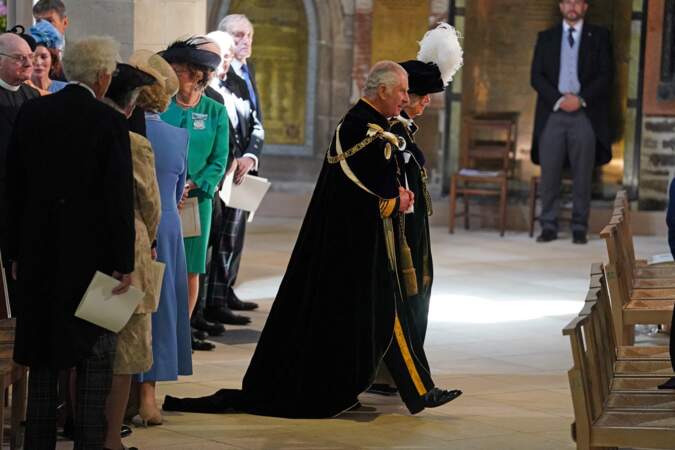 Le roi Charles III et la reine consort Camilla Parker Bowles prennent place dans la cathédrale Saint-Gilles d'Édimbourg, le 5 juillet 2023