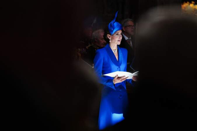 Kate Middleton rivalise d'élégance dans une robe-manteau bleu roi signé Catherine Walker lors du second couronnement de Charles III en Écosse, le 5 juillet 2023