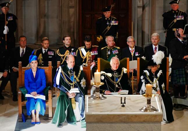 Charles III entouré de Camilla Parker Bowles et de son fils aîné William pour son second couronnement à la cathédrale Saint-Gilles d'Édimbourg en Écosse, le 5 juillet 2023