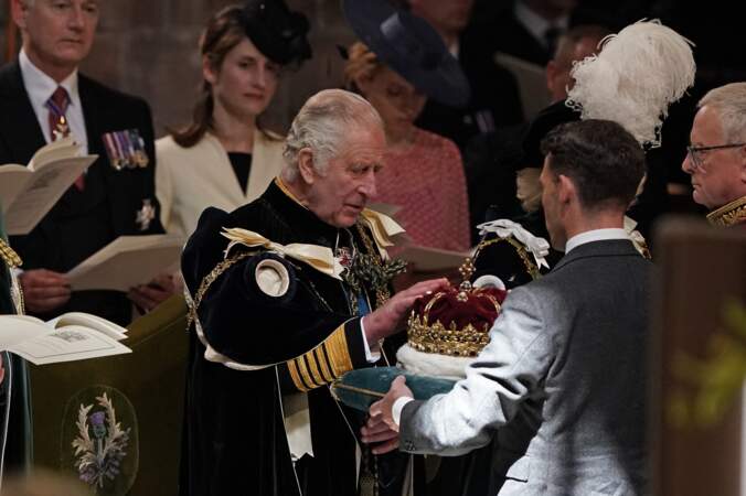 Le roi Charles III prête serment sur la couronne du roi Jacques V d’Écosse, le 5 juillet 2023