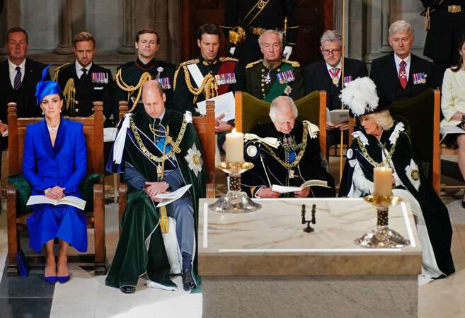 Le roi Charles III et la reine consort Camilla Parker Bowles échangent quelques mots lors de la cérémonie nationale d'action de grâce à la cathédrale Saint-Gilles d'Édimbourg, le 5 juillet 2023