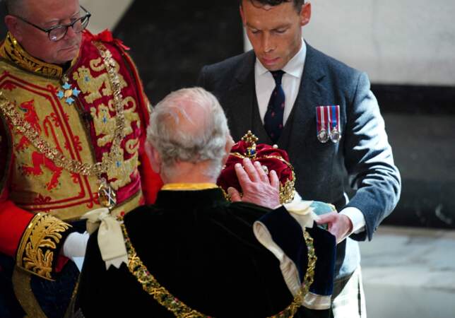 Le roi Charles III devant la couronne du roi Jacques V d’Écosse, le 5 juillet 2023