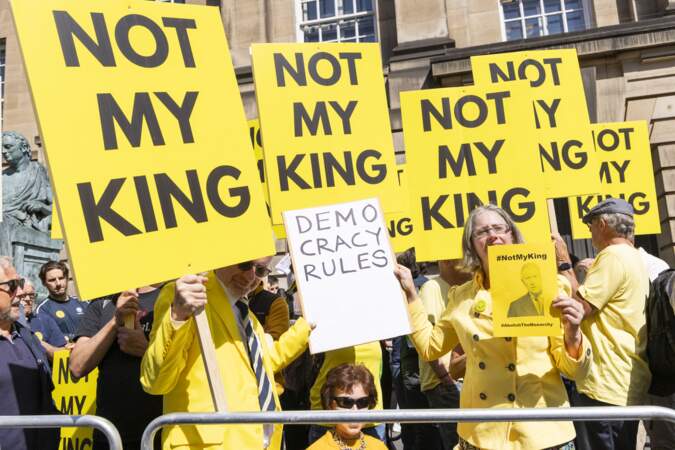 Des manifestation contre le roi Charles III ont été organisées avant son second couronnement à la cathédrale Saint-Gilles d'Édimbourg en Écosse, le 5 juillet 2023. 