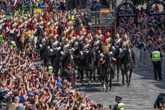 La famille royale britannique escortée par le Royal Regiment of Scotland jusqu'au palais de Holyrood, le 5 juillet 2023