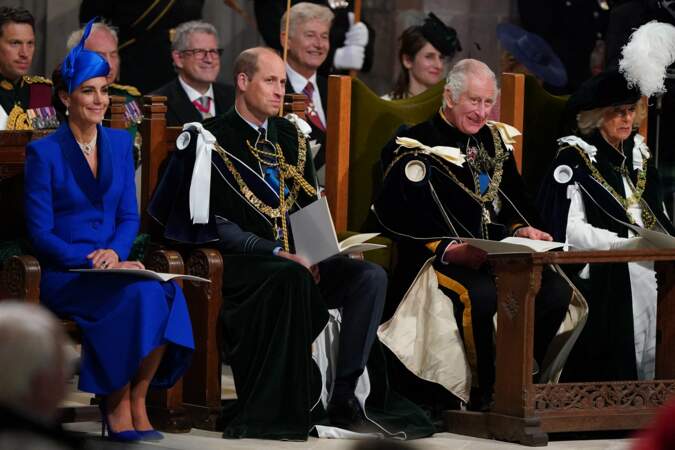 Kate Middleton, le prince William, le roi Charles III et la reine consort Camilla Parker Bowles souriants lors de la cérémonie nationale d'action de grâce à la cathédrale Saint-Gilles d'Édimbourg, le 5 juillet 2023