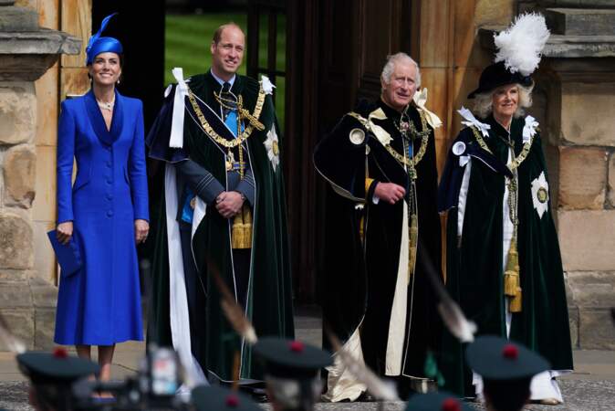 Charles III, Camilla Parker Bowles, William et Kate Middleton captivés par la parade aérienne des Red Sparrows au-dessus du palais de Holyrood, le 5 juillet 2023