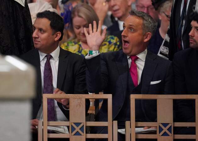 Le député travailliste écossais Anas Sarwar et le chef des Libéraux-démocrates écossais Alex Cole-Hamilton assistent au second couronnement de Charles III, le 5 juillet 2023